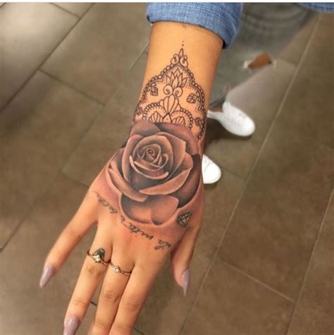 tatuaje en la mano mujer